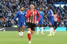 Chelsea thua sốc trên sân nhà, Sunderland leo lên nhì bảng