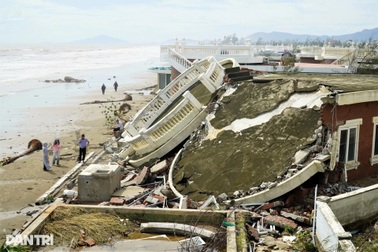 Hàng chục căn villa sang trọng "đổ gục" trong bão Bualoi