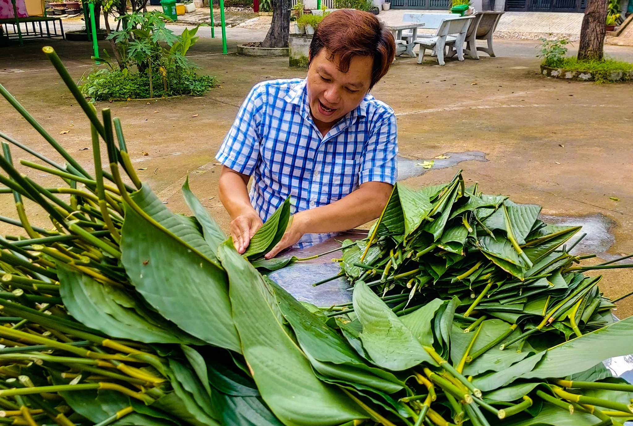 Trắng đêm gói bánh gửi đồng bào miền Trung ruột thịt - 4 Trắng đêm gói bánh gửi đồng bào miền Trung ruột thịt - 4