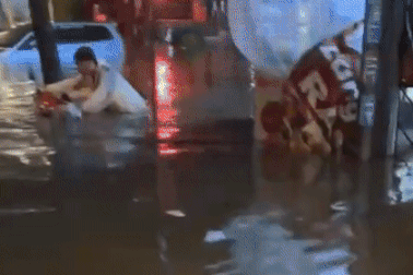 Mưa lớn kéo dài ở Bình Dương, nhiều nơi ngập đến yên xe