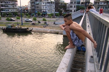 TPHCM cấm trẻ em nhảy cầu