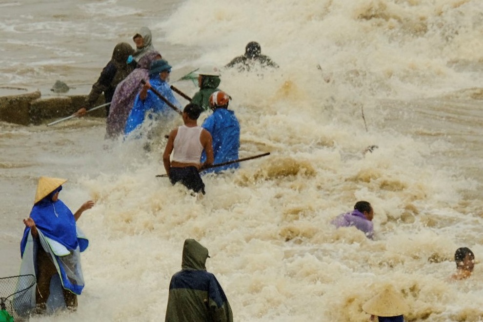 Hàng trăm người dân dầm mưa rét, cướp sóng vớt lộc trời - 2 Hàng trăm người dân dầm mưa rét, cướp sóng vớt lộc trời - 2
