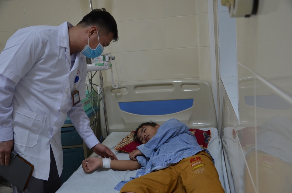 Đau nhói lòng cảnh góa phụ nghèo cầu xin cứu con trai 12 tuổi - 5 Đau nhói lòng cảnh góa phụ nghèo cầu xin cứu con trai 12 tuổi - 5