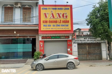 Tên cướp mang theo dao, súng giả thua nữ chủ tiệm vàng