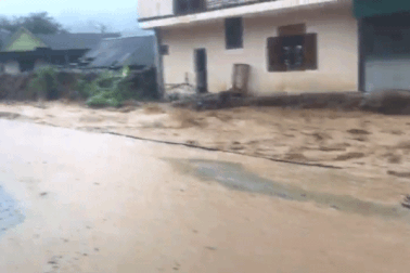 Nước cuồn cuộn đổ về nơi từng xảy ra lũ quét lịch sử