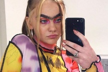 Cô gái có “vệt lông mày... liền một dải” trở thành người mẫu được săn đón