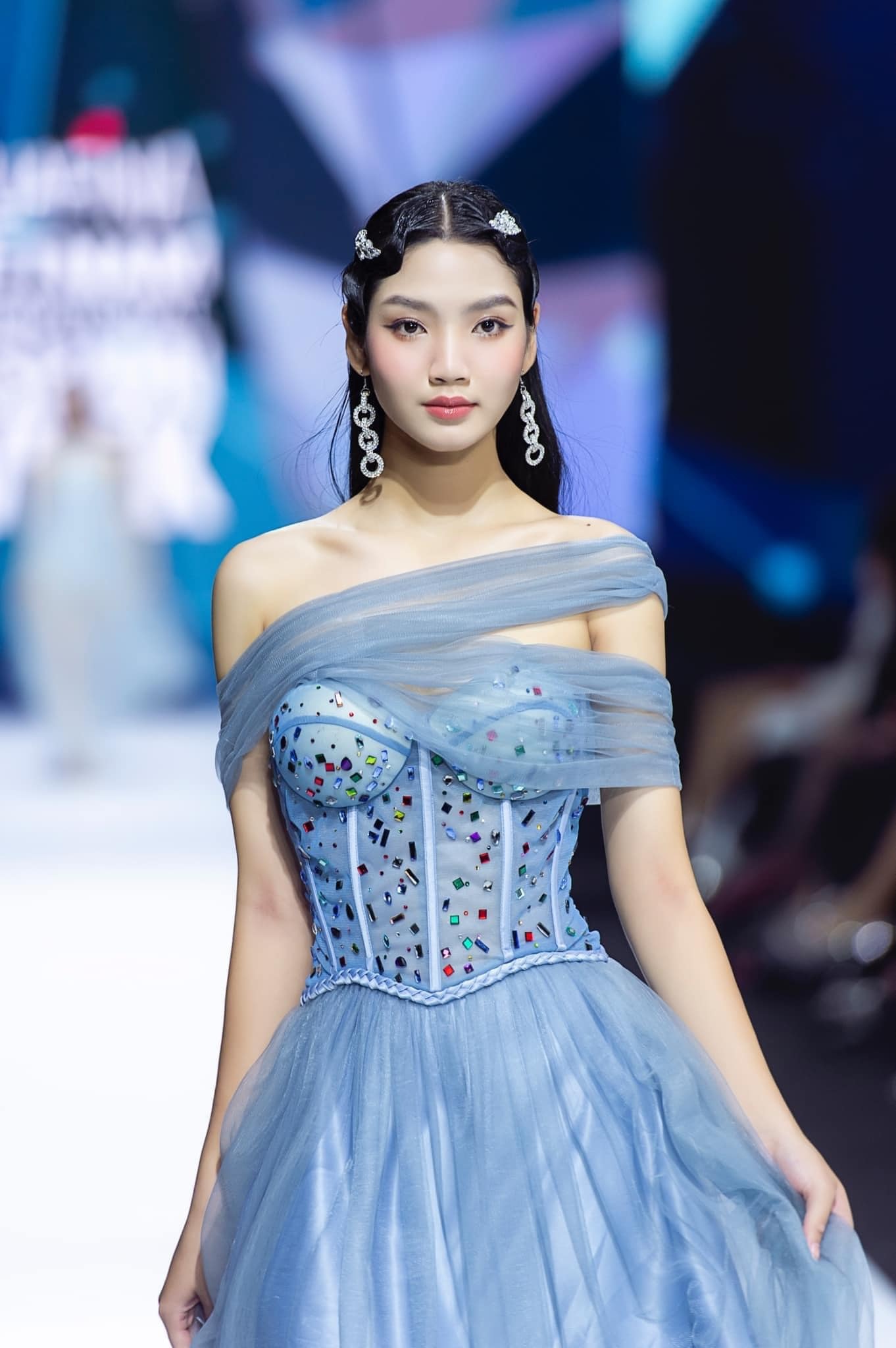 Nàng thơ mới của Victor Vũ: 17 tuổi cao 1,75m, được động viên thi hoa hậu - 11 Nàng thơ mới của Victor Vũ: 17 tuổi cao 1,75m, được động viên thi hoa hậu - 11