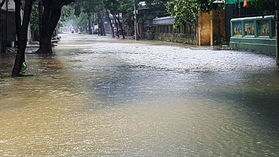 Nước lũ bắt đầu bủa vây những điểm cao nhất TP Huế - 10 Nước lũ bắt đầu bủa vây những điểm cao nhất TP Huế - 10