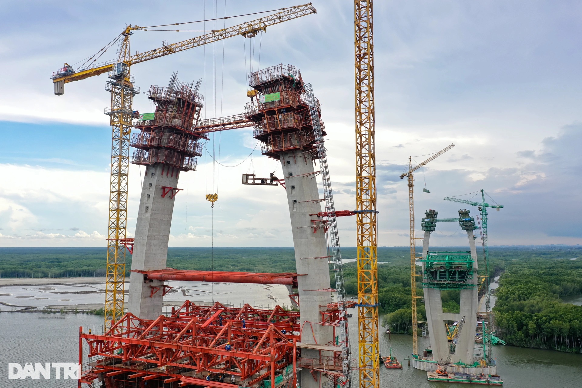 Hối hả thi công trên cây cầu có nhịp chính dài nhất Đông Nam Á - 1 Hối hả thi công trên cây cầu có nhịp chính dài nhất Đông Nam Á - 1