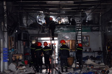 Cháy dữ dội tại xưởng tân trang xe cổ