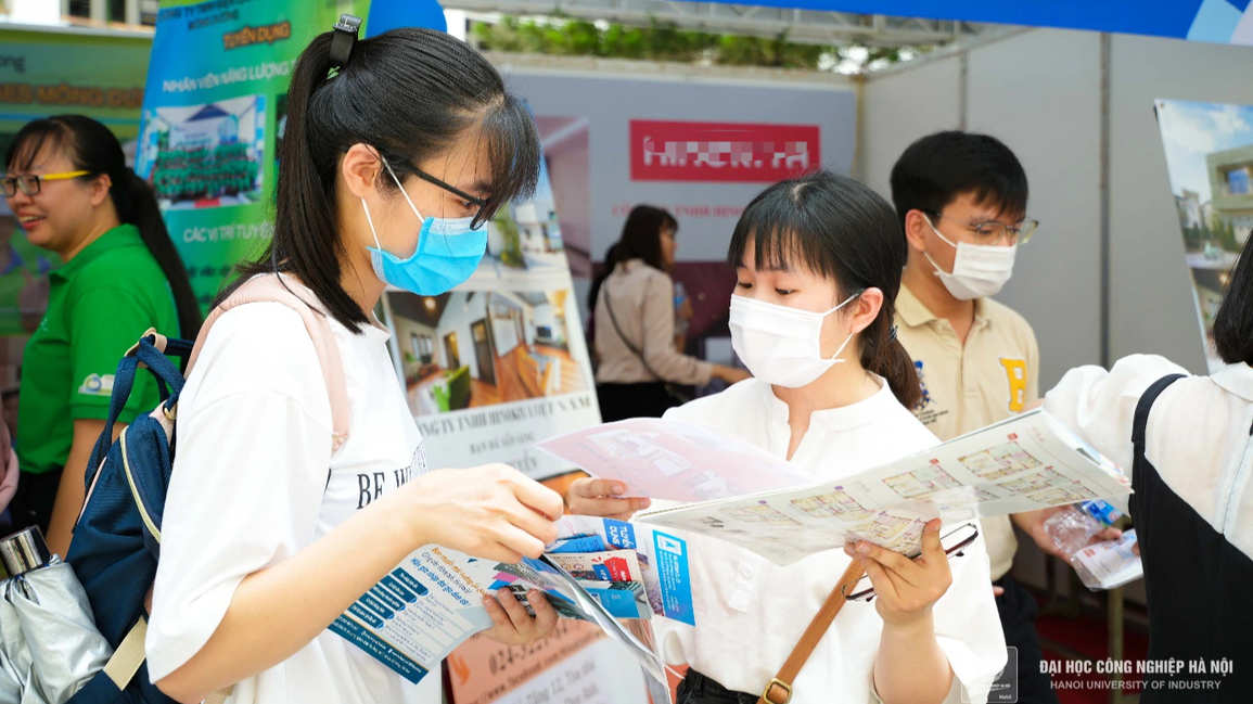 Gần 100 doanh nghiệp vào trường đại học tuyển chọn sinh viên - 2 Gần 100 doanh nghiệp vào trường đại học tuyển chọn sinh viên - 2
