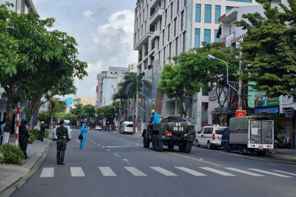 Đà Nẵng: Phong tỏa, phun khử khuẩn quanh khu vực quán bar New Phương Đông - 4 Đà Nẵng: Phong tỏa, phun khử khuẩn quanh khu vực quán bar New Phương Đông - 4