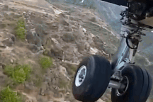 Chi 45 triệu đồng, khách Việt "đứng tim" ở sân bay nguy hiểm nhất thế giới