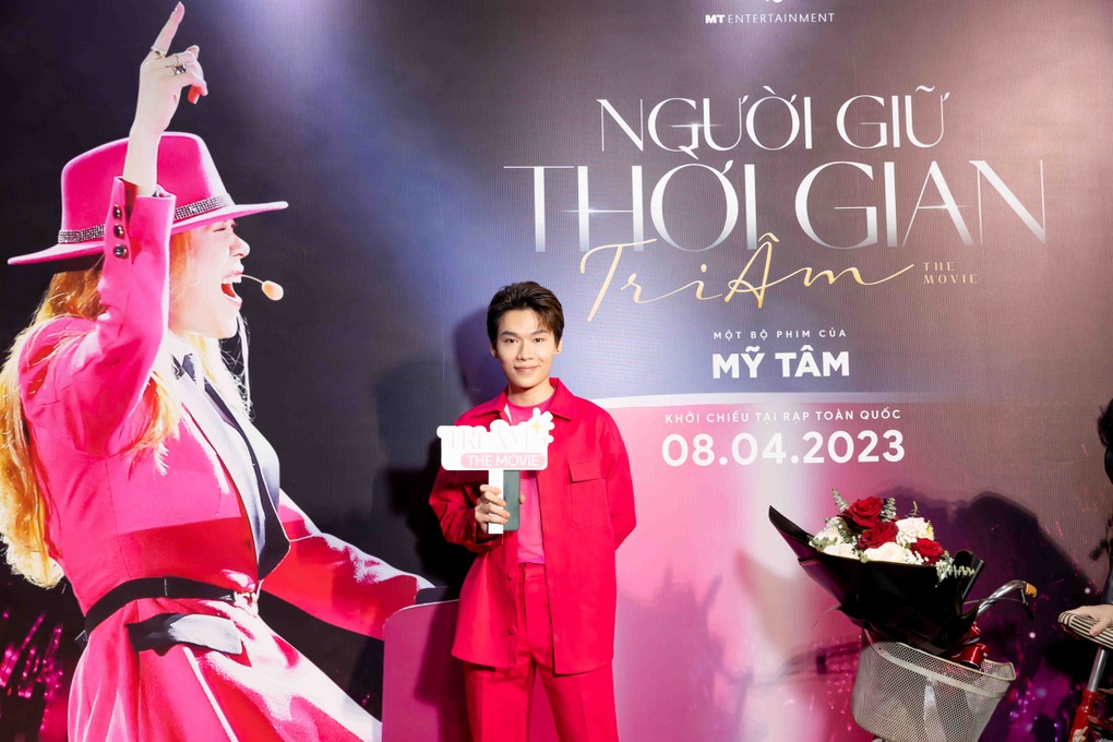 Mỹ Tâm mặc áo dài, chạy chiếc xe đạp 26 năm trước lên thảm đỏ gây náo loạn - 14 Mỹ Tâm mặc áo dài, chạy chiếc xe đạp 26 năm trước lên thảm đỏ gây náo loạn - 14