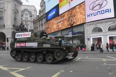 Ngao du khám phá London bằng xe tăng