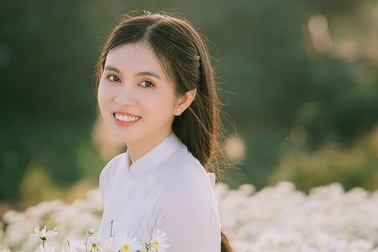 Thiếu nữ miền Tây diện áo dài thướt tha dạo bước giữa lòng Hà Nội