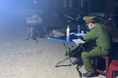 Vác xe đạp lội ruộng trốn chốt kiểm dịch