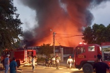 Lửa bao trùm kho hàng trong khu dân cư ở TPHCM