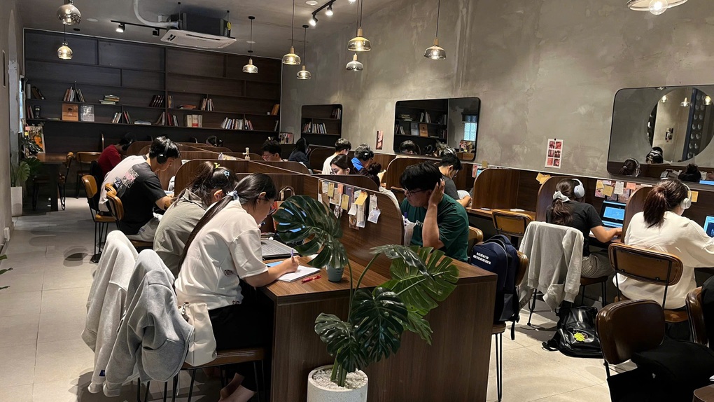 Studenter går till kaféer klockan 3 på morgonen, Sinh viên 3h đi cà phê, “cắm trại” xuyên đêm để học - 1