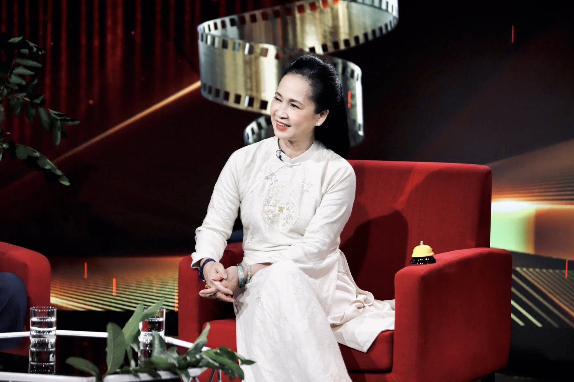 NSND Lan Hương Dịu dàng màu nắng: Không sợ ném đá, làm bạn với con dâu - 6 NSND Lan Hương Dịu dàng màu nắng: Không sợ ném đá, làm bạn với con dâu - 6