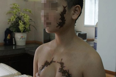 Người xăm hình “quái thú” lên mặt cô gái: “Tôi cũng áy náy...”