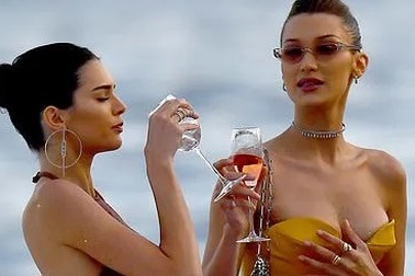 Kendall Jenner vui đùa trên biển cùng Bella Hadid