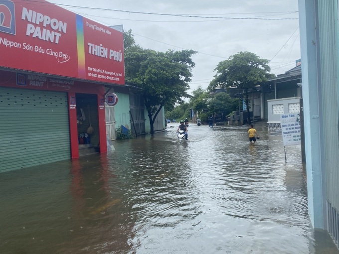Đến trưa 14/10, nước vẫn còn ngập sâu tại các tuyến đường ở khu vực TDP Thuỷ Phú, phường Hương Vinh, TP Huế