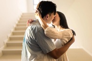 Quản lý thắng kiện sau khi bị sa thải vì hôn cấp dưới trong văn phòng