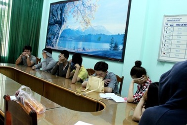 Nhóm thanh niên dùng ma túy cố thủ trong quán karaoke