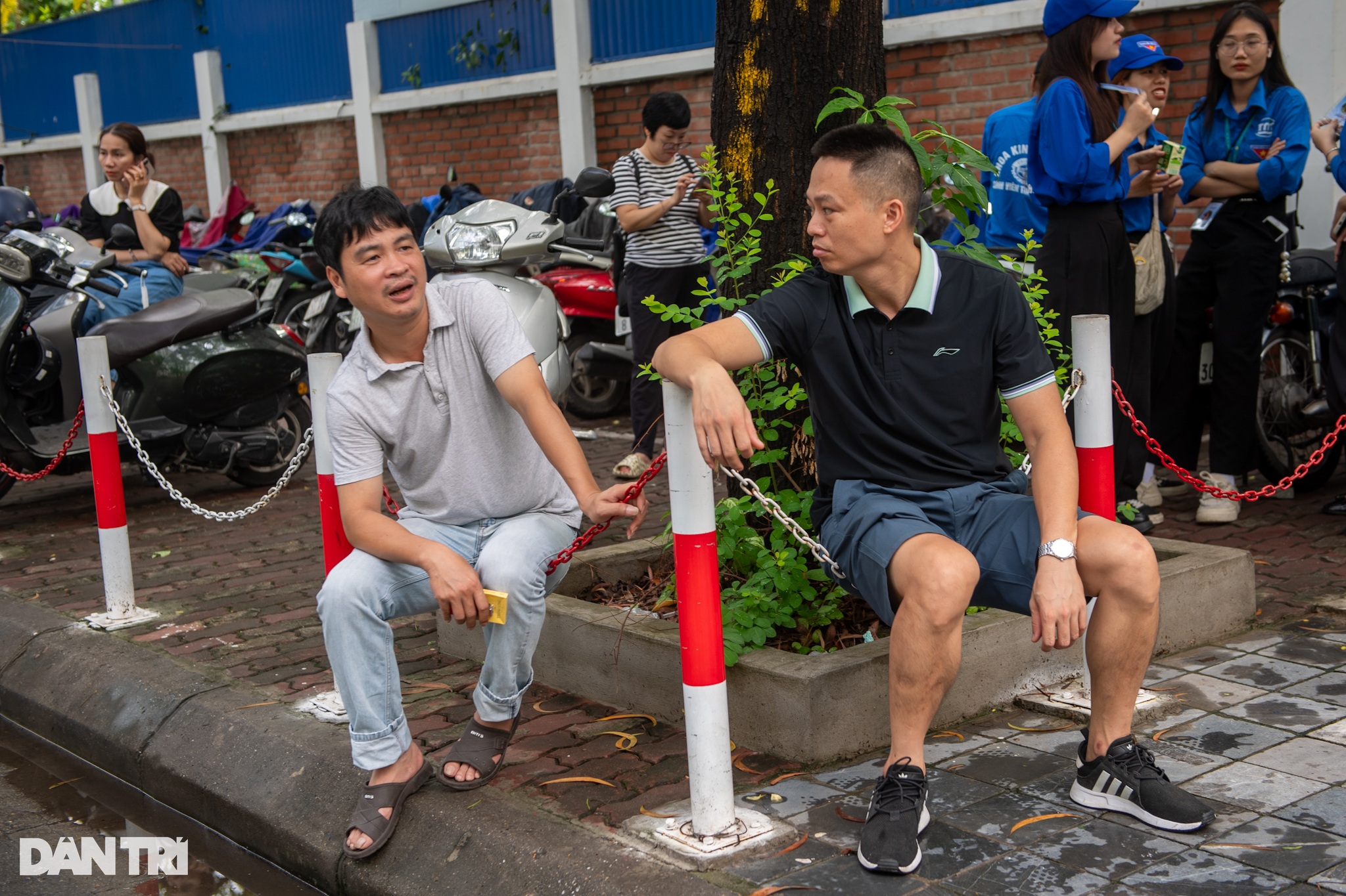 View - Sĩ tử Hà Nội tranh thủ ôn chớp nhoáng trước giờ thi ngữ văn tốt nghiệp THPT | Báo Dân trí