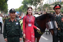 Dàn hoa hậu, nghệ sĩ thức trắng đêm vẫn rạng rỡ tham gia diễu binh 30/4