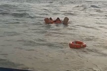 Cứu sống 2 thuyền viên tàu đánh cá trôi lênh đênh trên biển