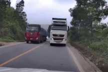 Camera ghi cảnh nhiều ô tô vượt ẩu trên cung đường "tử thần"