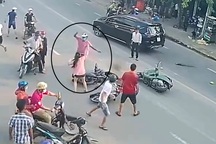 Giật dây chuyền của cô gái, tên cướp bị vây đánh “no đòn”