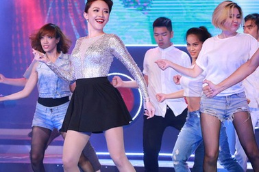 Tóc Tiên “quyến rũ” khán giả với “Vũ điệu cồng chiêng” 