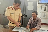CSGT Cần Thơ xác minh nhanh chủ nhân đánh rơi ví tiền
