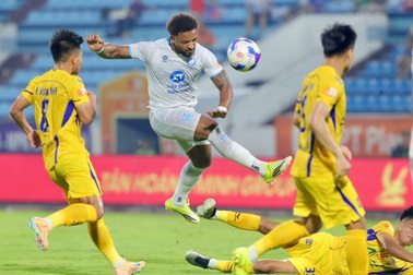 Xuân Son lập hat-trick cho Nam Định, cuộc đua trụ hạng đầy kịch tinh