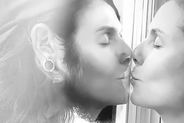 Heidi Klum và chồng trẻ hôn nhau qua kính cách ly