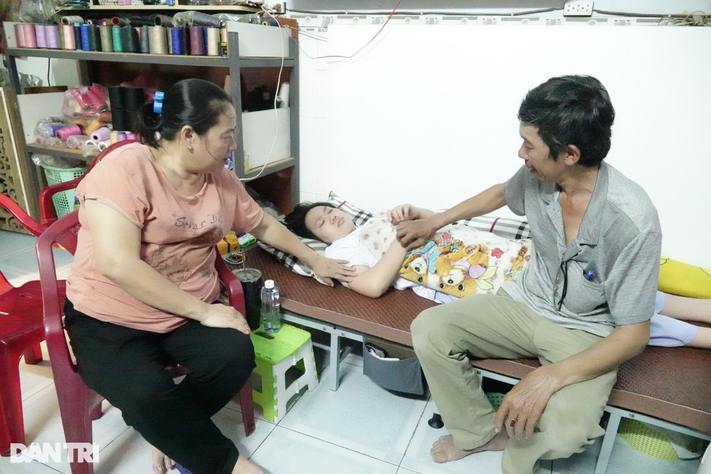 Nữ sinh trường y thoi thóp trên giường bệnh, bố mẹ van xin con được sống - 2 Nữ sinh trường y thoi thóp trên giường bệnh, bố mẹ van xin con được sống - 2