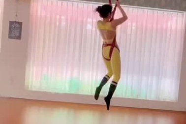 Bạn nữ biểu diễn yoga bay