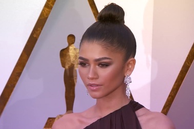 Zendaya xinh đẹp trên thảm đỏ Oscars