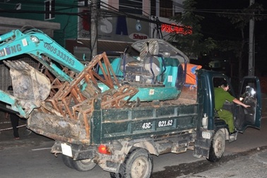 Thuê xe cẩu đi... ăn trộm 