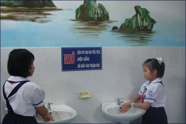 Nhạc, họa vào ...nhà vệ sinh trường học