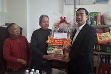 Chủ tịch Đà Nẵng chúc Tết các gia đình chính sách