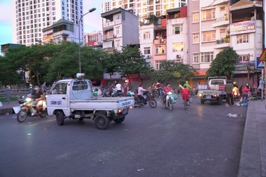 2 phường ở Hà Nội chung tay dẹp chợ trái phép sau phản ánh của báo Dân trí