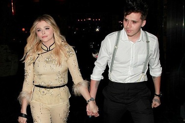 Yêu người hơn tuổi, con trai Beckham biến mình già nua