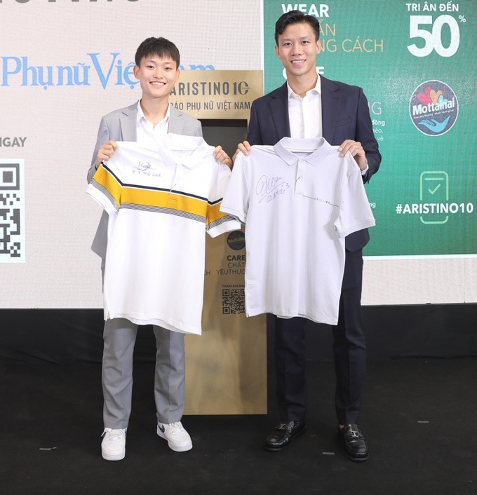 Cầu thủ Quế Ngọc Hải và Trần Thị Hải Linh tặng áo đấu giá gây quỹ