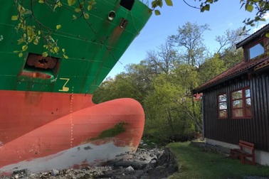 Tàu dưới nước lao lên bờ suýt đâm vào nhà dân, người bên trong không biết