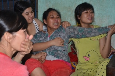 Nỗi đau xé lòng người cha vớt xác con lên bờ