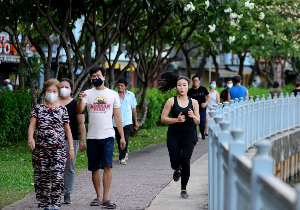 Người Sài Gòn vẫn kéo nhau ra bờ kênh tập thể dục trong mùa dịch - 4